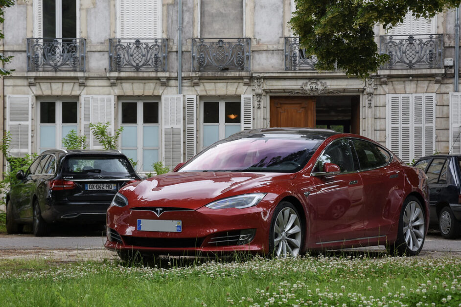 tesla-owners-are-fitting-emergency-escape